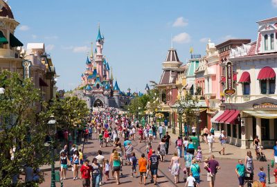 Oferta cu avion, cazare si acces in Disneyland